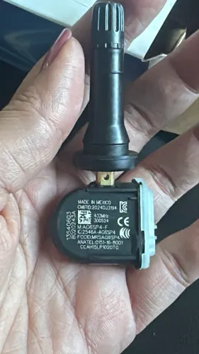 Sensor de pneu com bico
