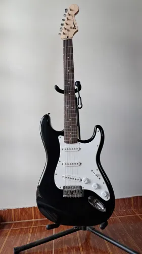 Guitarra Stratocaster Squier Bullet Preta