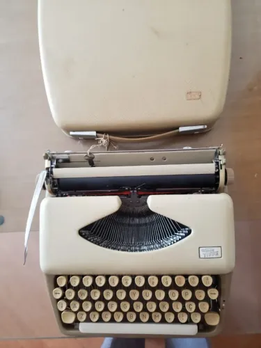 Máquina de escrever Triumph Tippa.