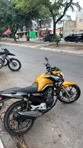 Vendo/Troco Titan 2022