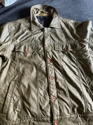 Jaqueta de couro original com bolsos na frente muito boa para frio