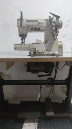 Máquina Galoneira Industrial Kansai Special RX 9803 5 Fios com Mesa