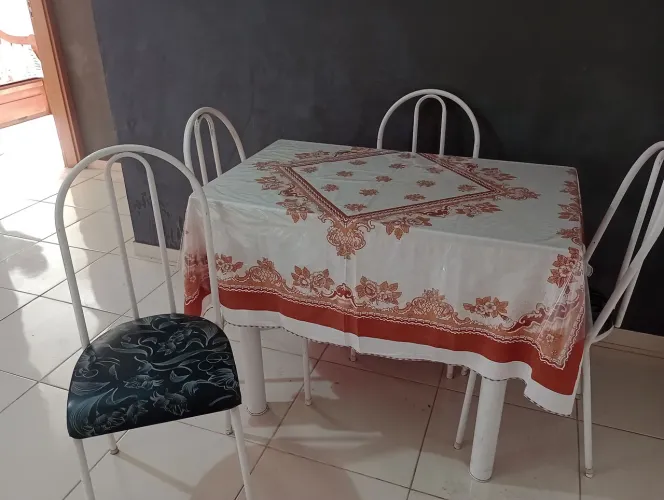 Linda mesa metal / tampo granito/ com 4 cadeiras