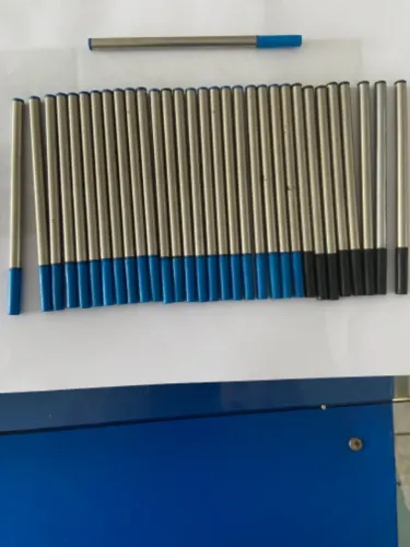 Vendo 32 cargas de canetas azul e preta. Por R$ 2,50 cada