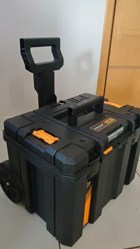 Caixa de ferramenta com rodas Dewalt versão McLaren