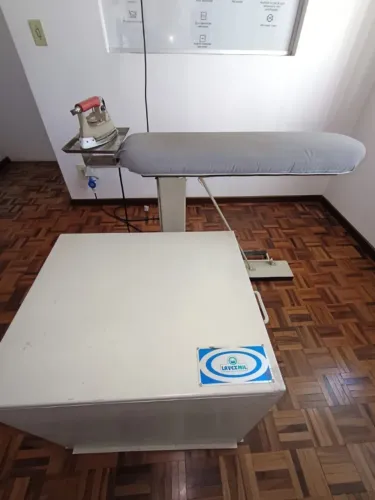 Mesa de passar com vácuo e ferro de passar