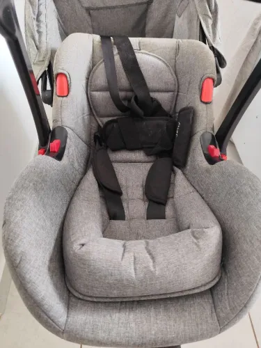 Carrinho com bebê conforto cosco