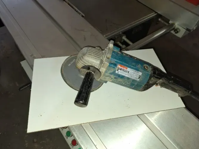 ESMERILHADEIRA MANUAL ELÉTRICA MAKITA 9209 BR