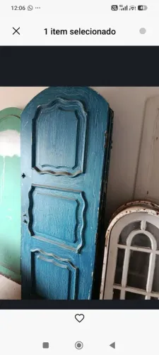 Portas em madeira macissa.
