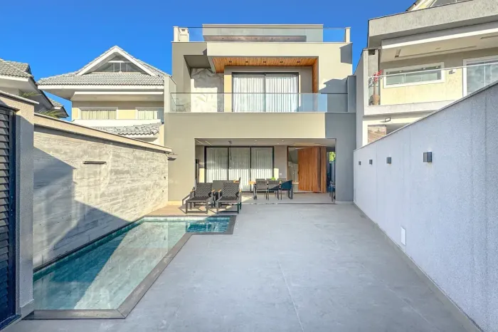 Casa Triplex Contemporânea à Venda com 3 Suítes, Piscina e Espaço Gourmet  Porteira Fechad