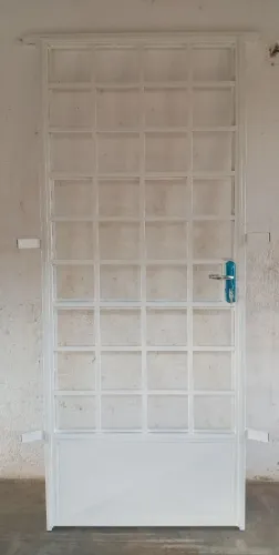 Porta de ferro.