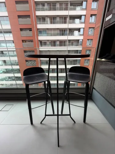 Mesa e banquetas
