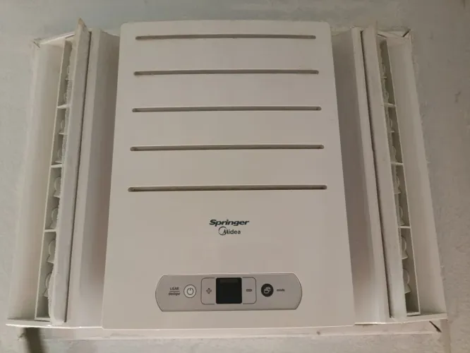 Ar condicionado de janela, 127V, gelando muito.