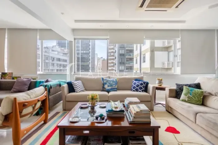 Apartamento claro e bem ventilado na segunda quadra da praia de Ipanema.