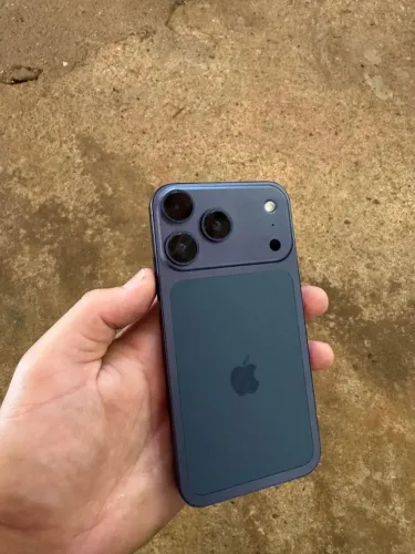 iPhone XR com a carcaça do iPhone 17 pro
