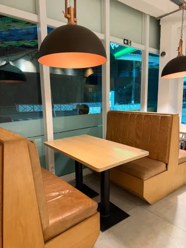 Sofá e mesa de restaurante