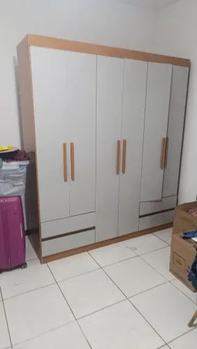 Guarda roupa semi novo 
