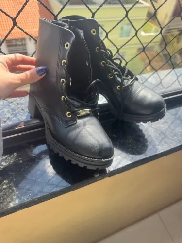 Vendo Bota novinha moleca - preta