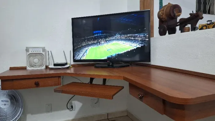 Escrivaninha de Canto Suspensa em Madeira com 2 Gavetas e Suporte Retrátil para Teclado