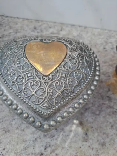 Antigo porta joias  com detalhes de flores  e volutas. Estilo vitoriano 