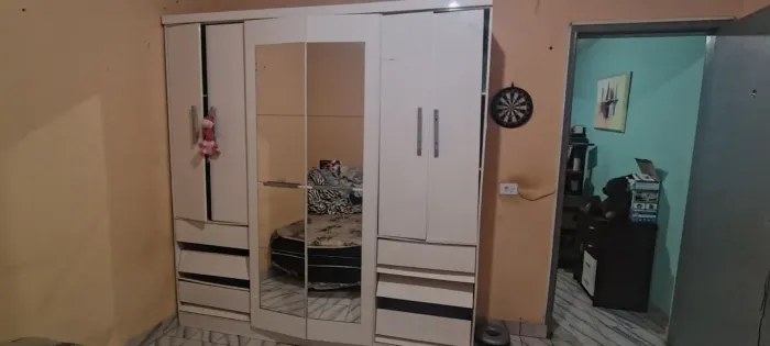Guarda-roupa sem porta com espelhos