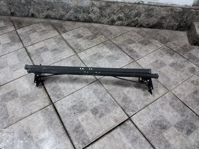Vende-se um raque. Para automóvel. 