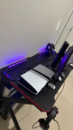 Mesa gamer com luzes RGB