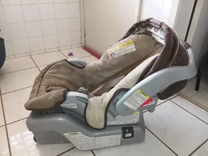 Bebê conforto com base para carro