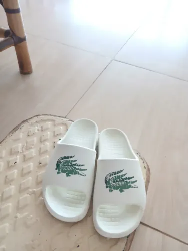Chinelo Lacoste