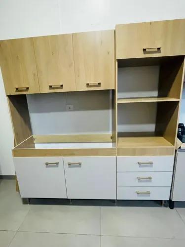 Cozinha compacta com Espaço para micro e forno e 3 gavetas ?espaçosa e moderna ?