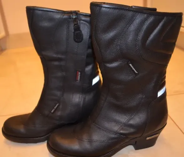 Botas femeninas impermeáveis em couro preto NOVAS da marca Mondeo tamanho 37