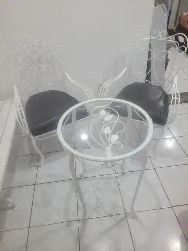Conjunto de Mesa de Vidro e Cadeiras de Ferro para Jardim e Varanda - Modelo Clássico