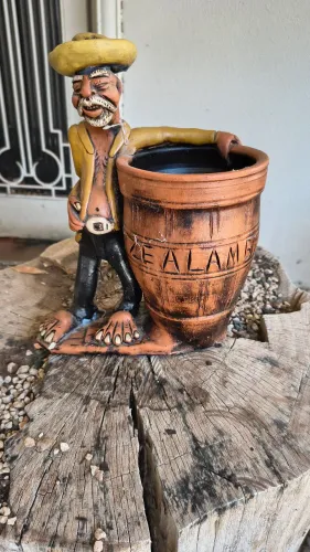 Escultura em Barro com balde para grlo