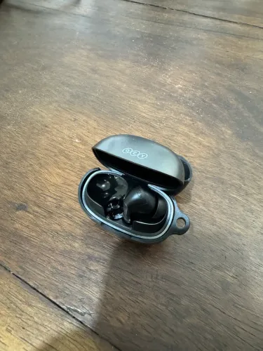 Vendo Estojo e lado direito do fone QCY HT08