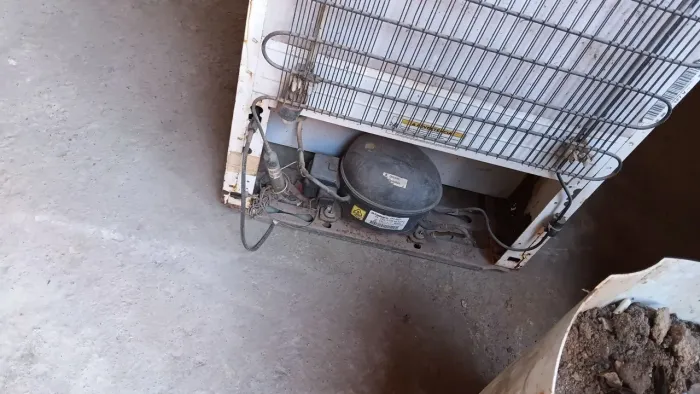 Vendo essa geladeira pra retirada de peças mas é ta funcionando gela bem 