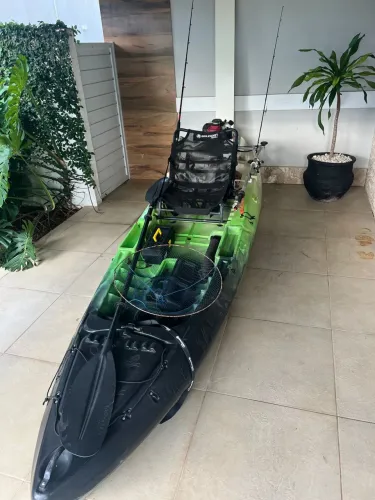 Caiaque de pesca Bruden Náutica com motor 