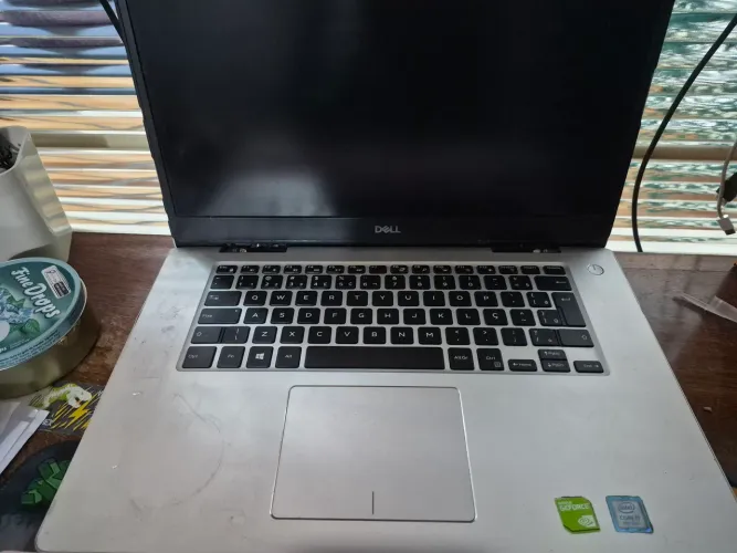 Notebook da Dell tem que ficar sempre no carregador  mais ele e ótimo...