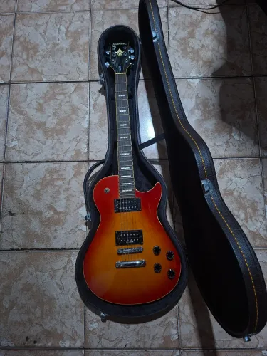 Guitarra Washburn Les Paul c/ marcas de uso + Case