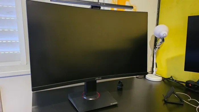 Monitor Asus TUF Gaming 2.5k 144hz 32pol Curvo c/ Caixa de Som integrada