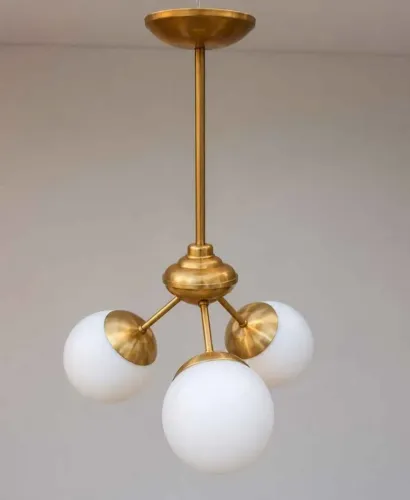 Luminária de teto com design moderno e sofisticado, composta por estrutura cor metálica 