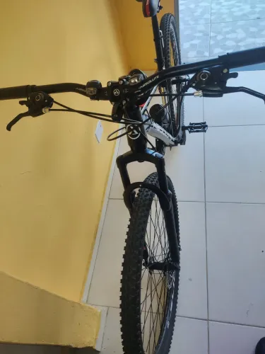 Vendo uma bicicleta aro 27 tamanho 17 cor preta apenas com dois meses de uso toda nova .