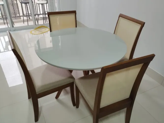 Mesa nova de madeira