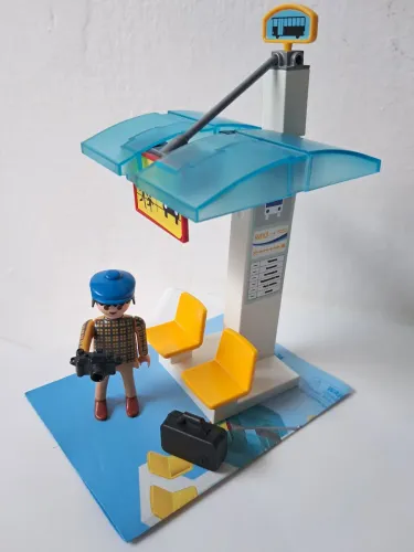 Playmobil Parada de Ônibus com Figura e Acessórios 