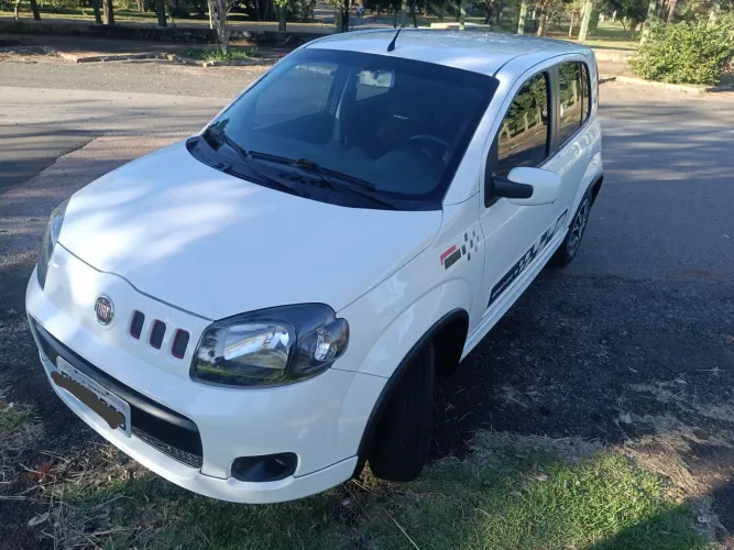 Fiat Uno Sporting 1.4 EVO Fire Flex 8V 4P 2012