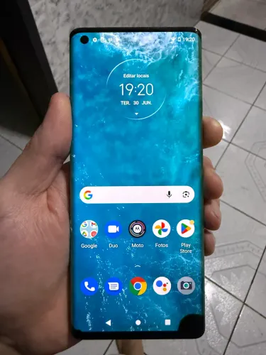 Motorola edge plus com uma manchinha preta na tela e as. Vezes meche soInho