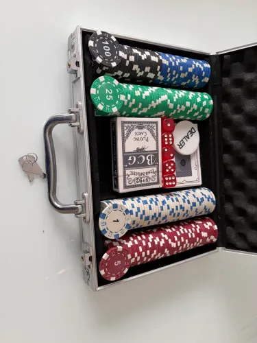 Maleta de Poker - 200 Fichas + Acessórios