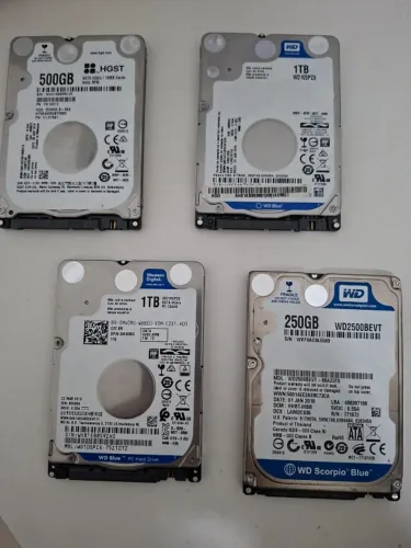 4 und HDs - 2 de 1 tera, 1 de 500 GB e 1 de 250GB - Usados