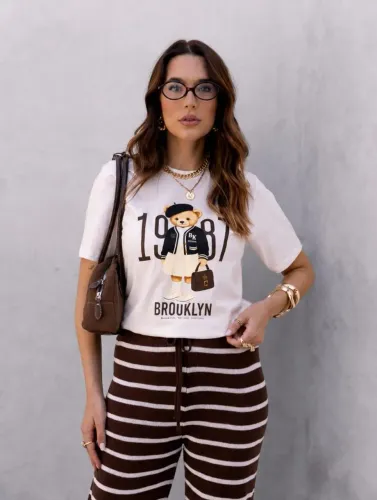 T-shirt feminina Urso algodão off<br>Tamanho P<br>$49,90 à vista ou 59,90 à prazo (2x no cartão)