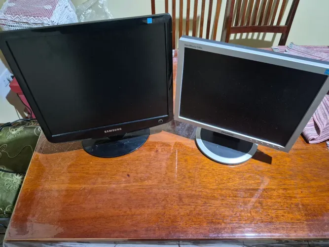 PAR: Monitores Samsung 17" e 15" (732N Plus e 540N)