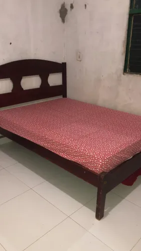 Vendo cama de casal de madeira